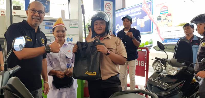 Hari Pahlawan, Operator SPBU Berbusana Perjuangan Dan Berikan Diskon ke Konsumen